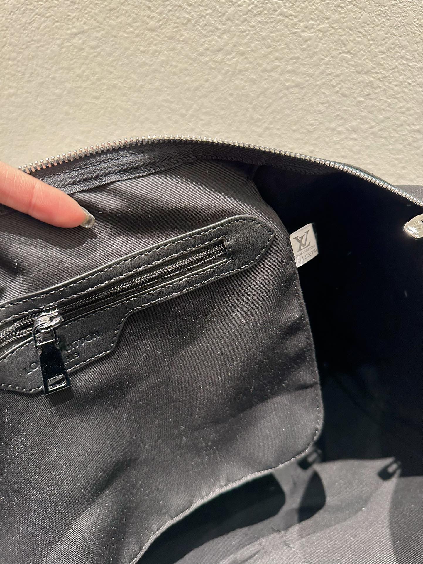 Louis Vuitton Keepall Bandoulière 50 Black M44810