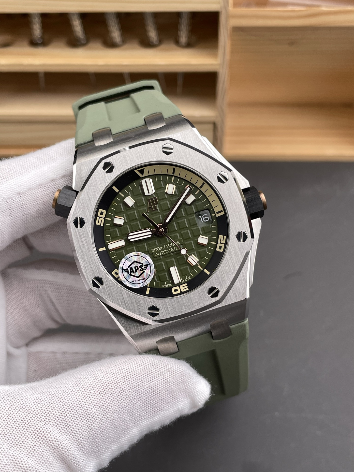 Royal Oak 15720 Avocado Green Dial