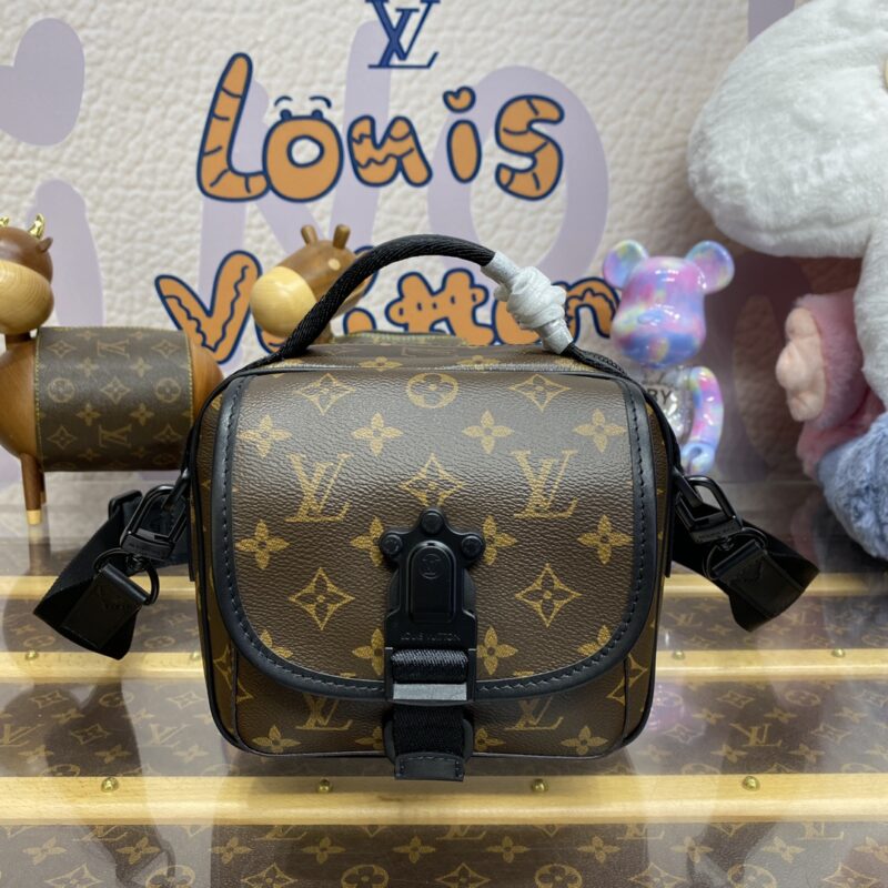 Replica Louis Vuitton Quest Messenger