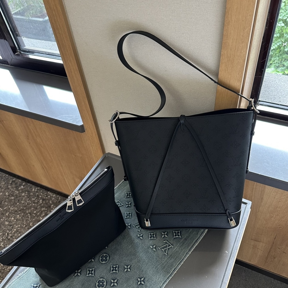 Louis Vuitton Flore Perforated Mahina Black 22Cm M12139