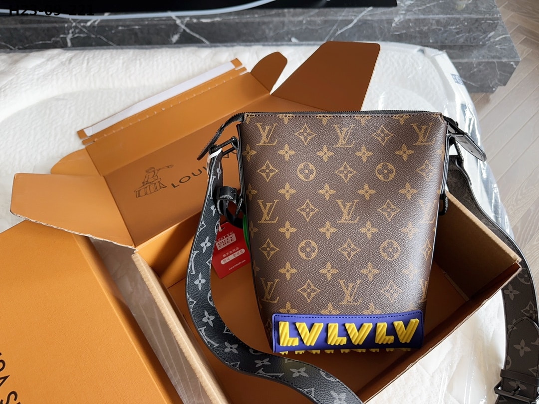 Louis Vuitton Cruiser Messenger Bag Monogram Eclipse Brown 20Cm M57966