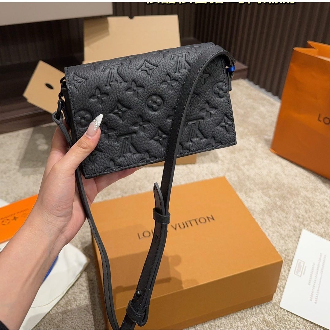 Louis Vuitton Steamer Wearable Wallet Monogram Taurillon Black 17Cm M81746