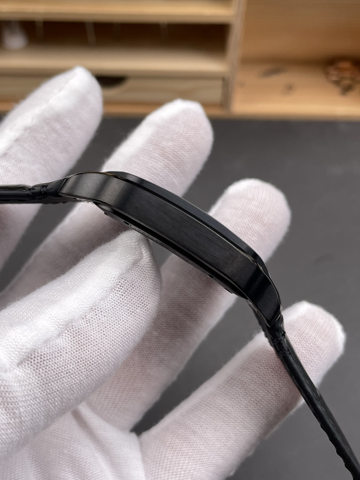 Santos Skeleton Carbon Coated Black Case