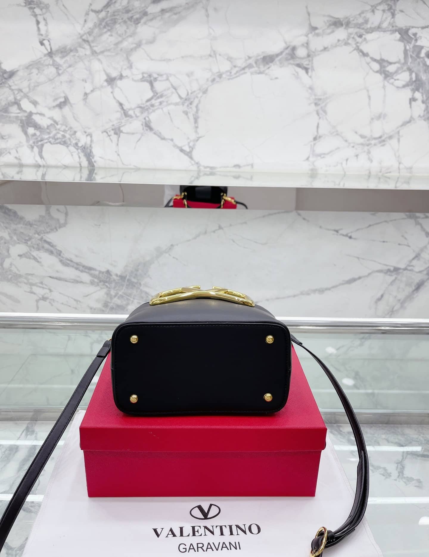 Valentino Garavani Supervee Leather Bucket Bag Black 20Cm