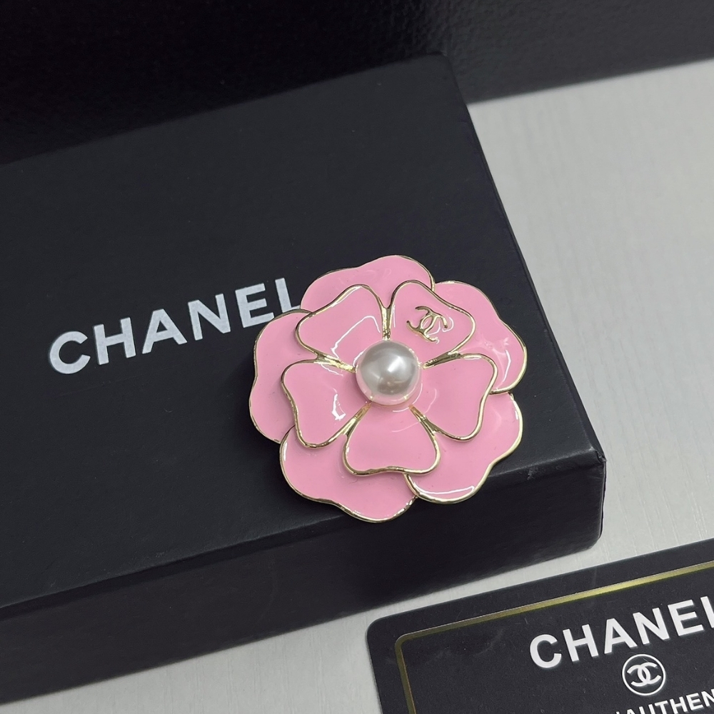 Chanel Brooch Metal And Resin Gold With Pink Pearly White