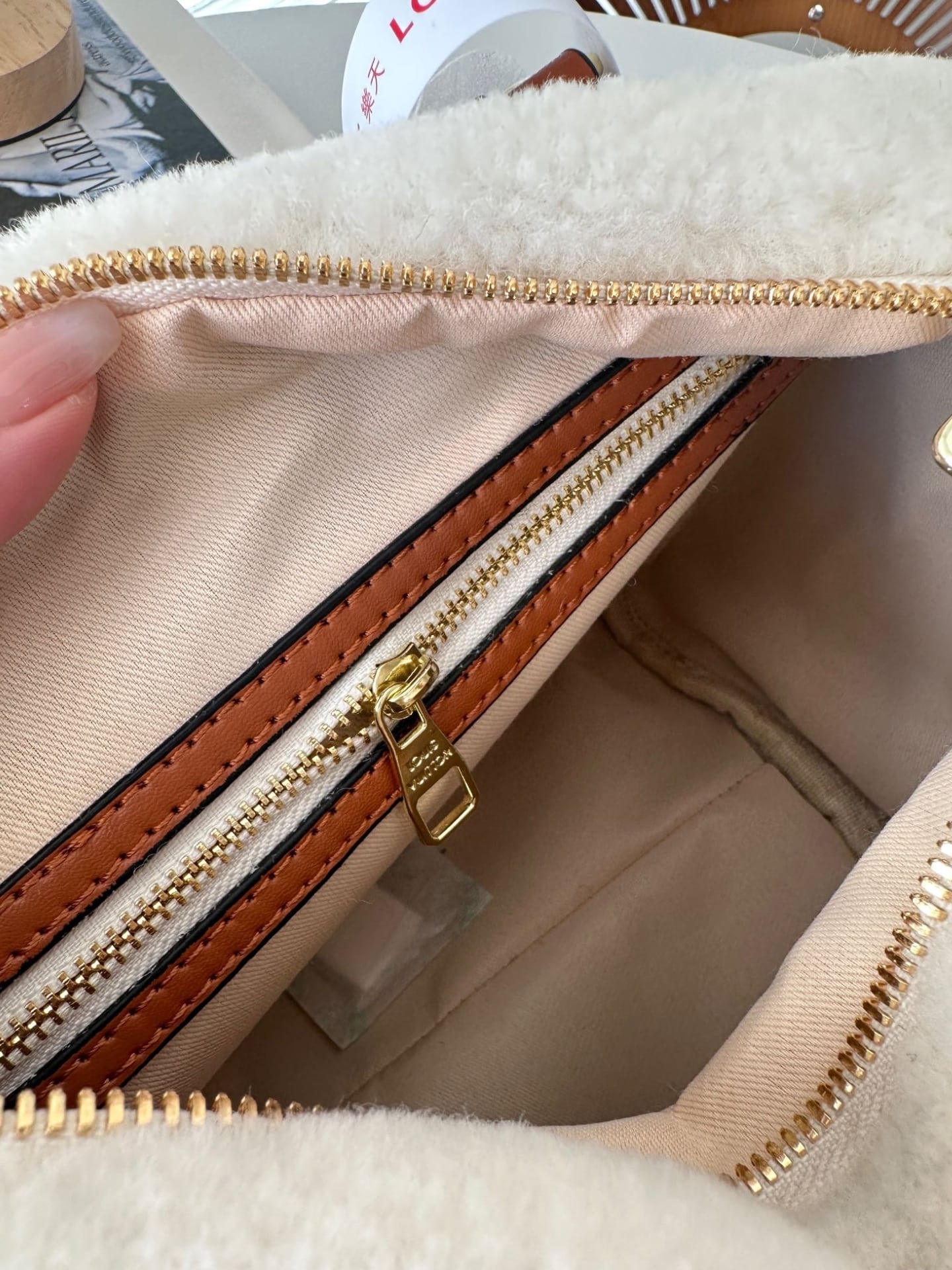 Louis Vuitton Speedy Bandouliere Monogram Teddy Fleece 25 White 25Cm