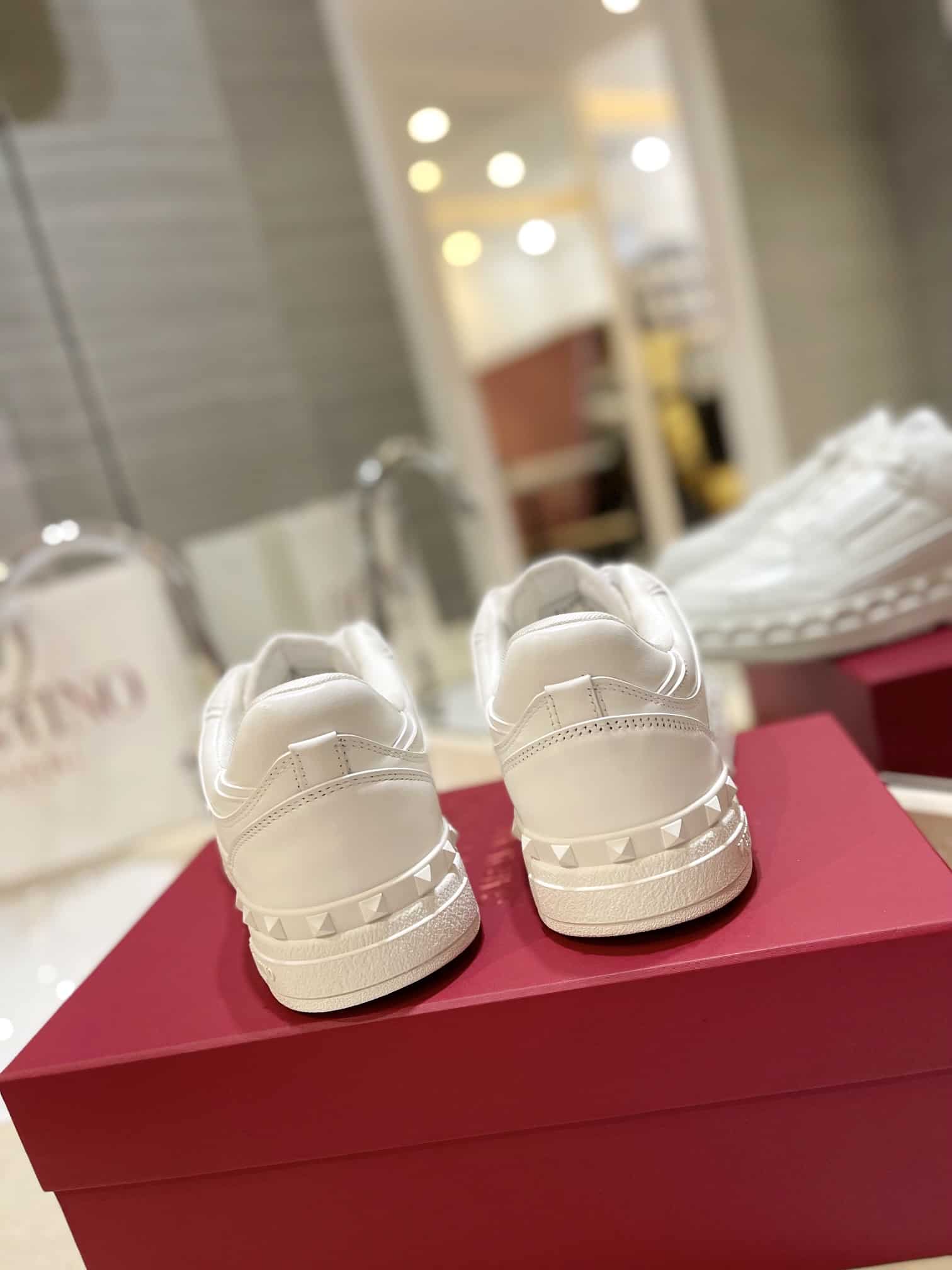 Valentino Garavani Freedots Low Top Sneaker In Leather White 4Y2S0H43Rdg 0Bo