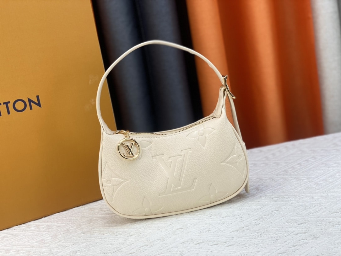 Louis Vuitton Mini Moon White 20Cm M82519
