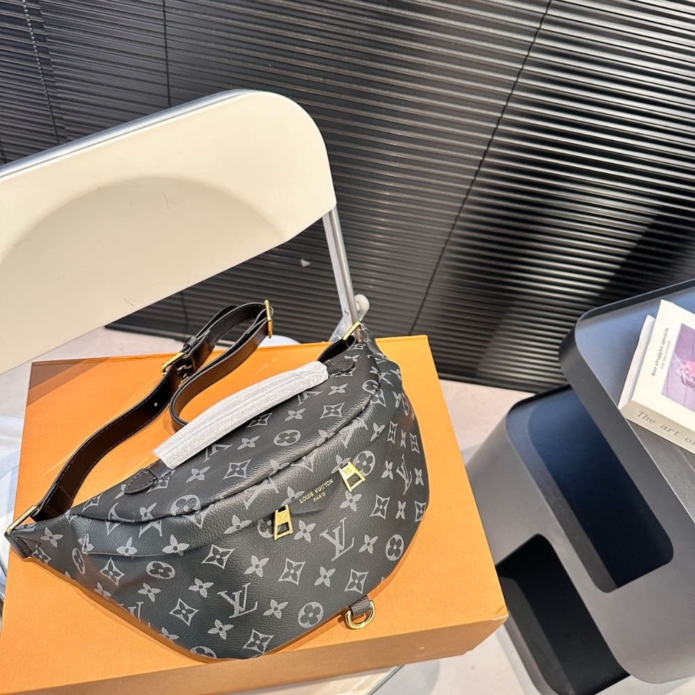 Louis Vuitton Discovery Bumbag PM Monogram Eclipse Black 39Cm M46035
