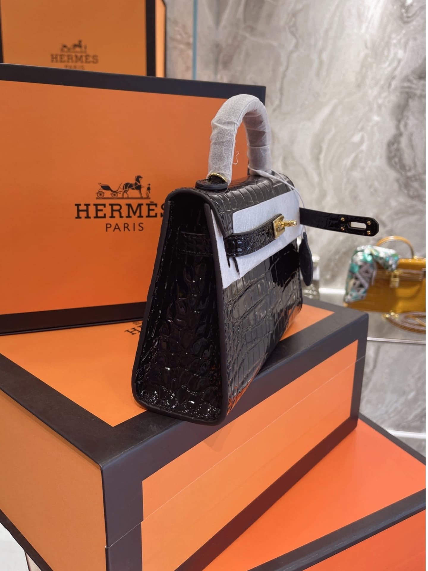 Hermès Kelly Alligator Gold Buckle Black 22Cm