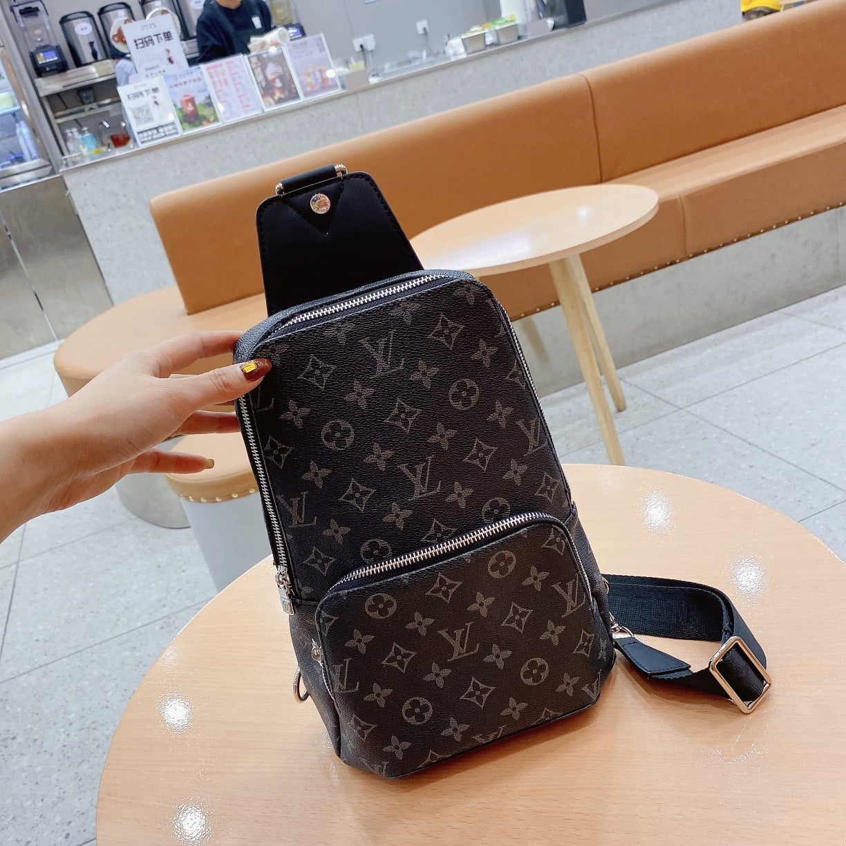 Louis Vuitton Louis Vuitton Avenue Slingbag Monogram Black 31Cm M45897
