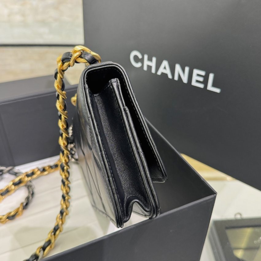 CHANEL 19 Wallet on Chain Black