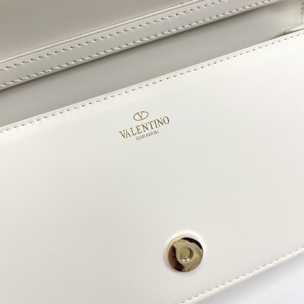 Valentino Garavani Locò Shoulder Bag In Ivory 27cm