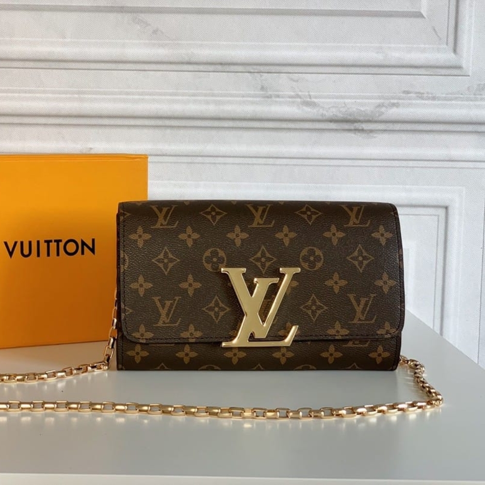 Louis Vuitton Pochette Louise Chain Monogram Canvas Brown 23cm