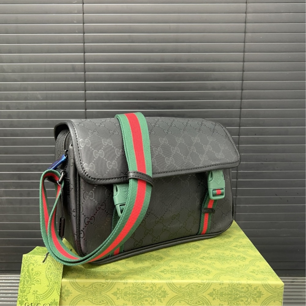 Gucci Gg Supreme Canvas Small Messenger Bag Black 23Cm