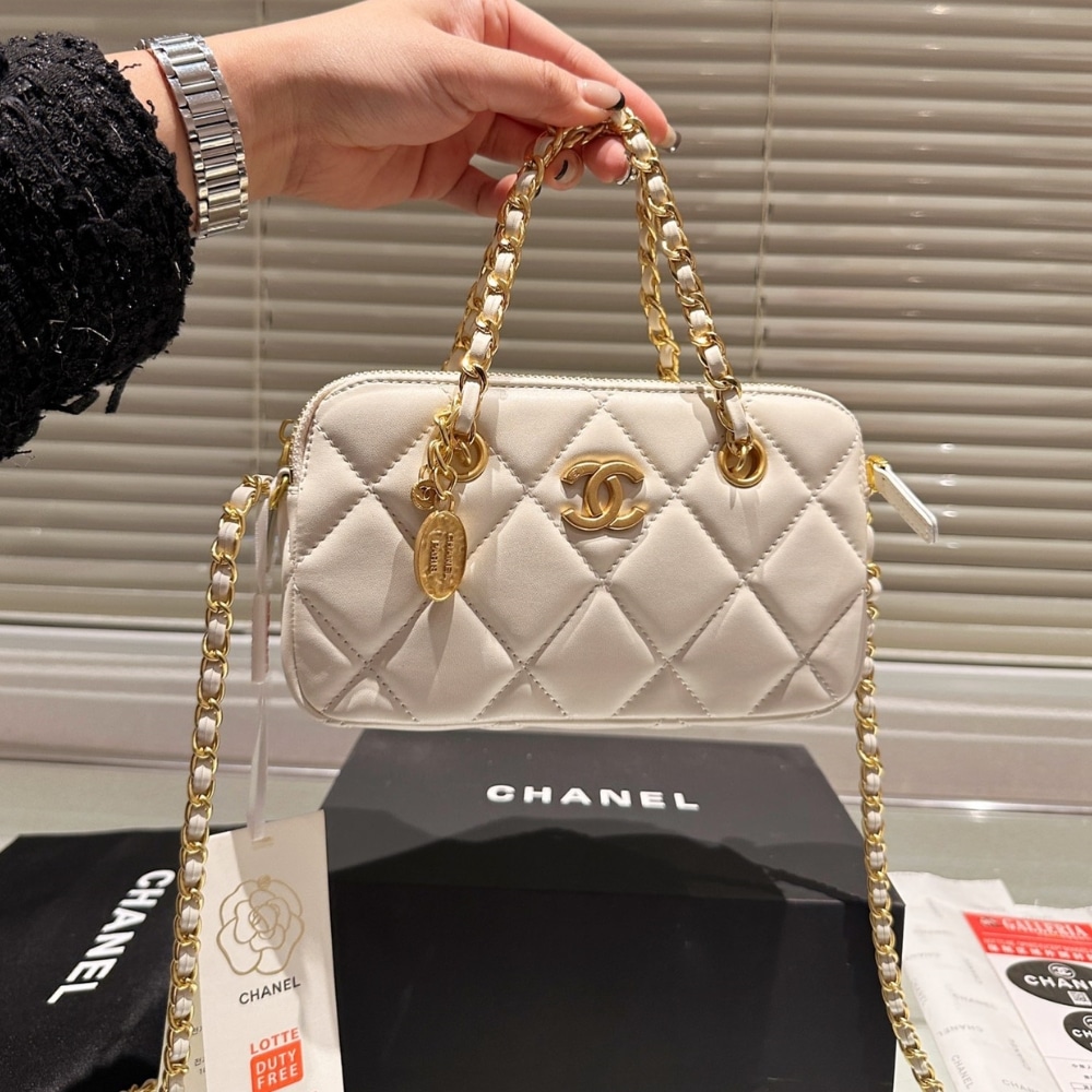 Chanel Matelasse Flap Bag With Chain White 20Cm