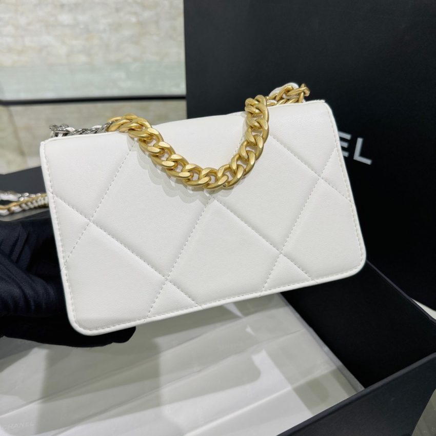 CHANEL 19 Wallet on Chain White