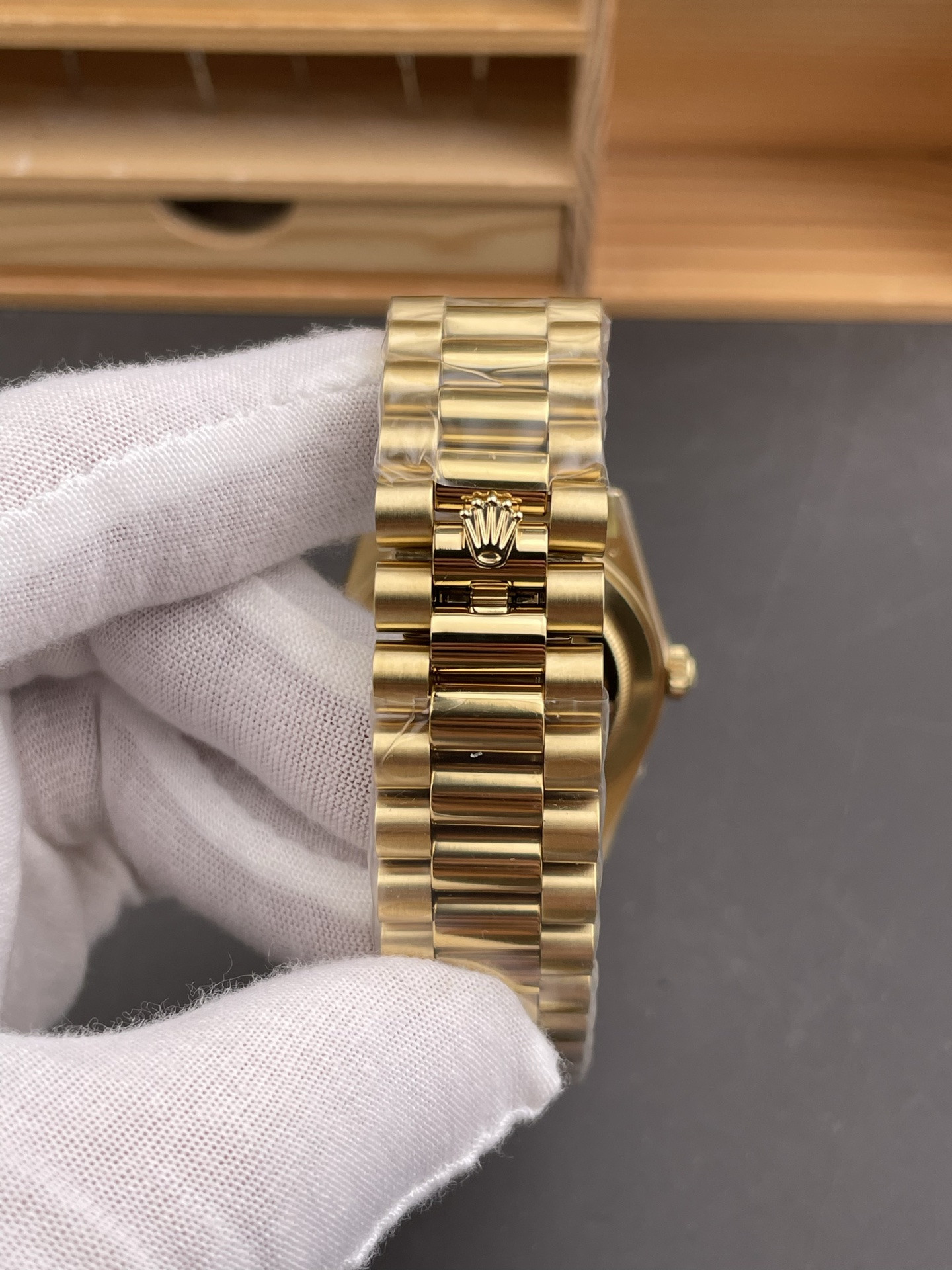 ay-Date Diamond Bezel Black Dial