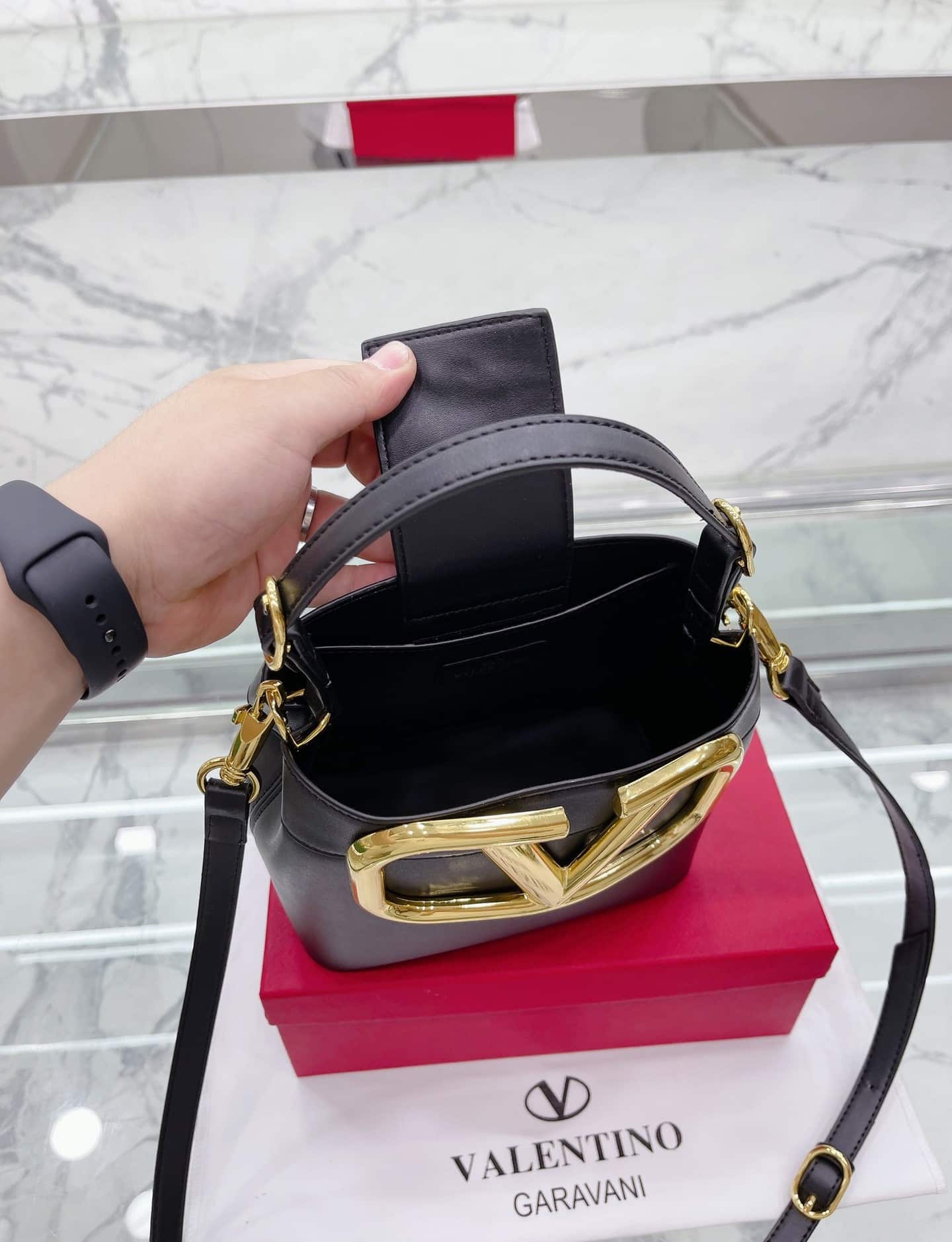 Valentino Garavani Supervee Leather Bucket Bag Black 20Cm