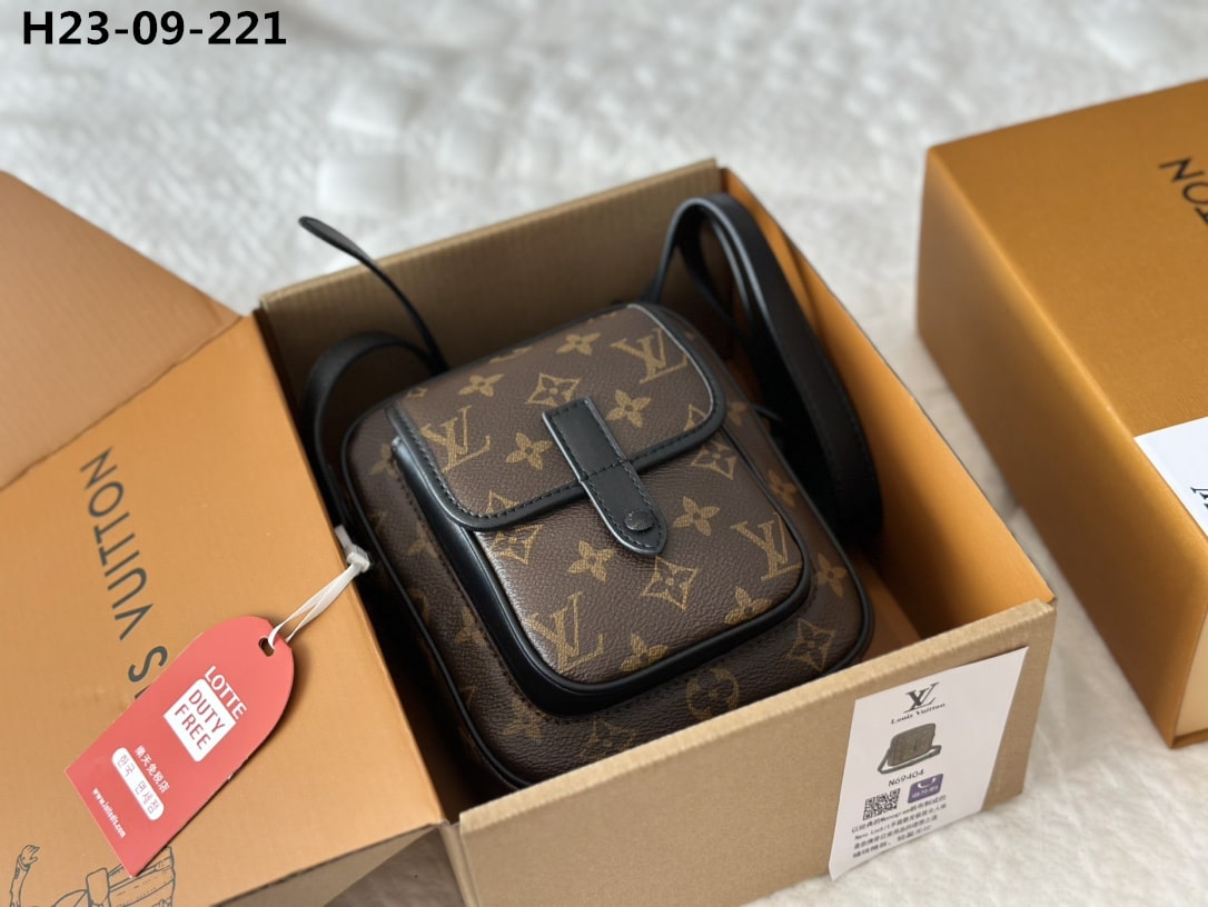 Louis Vuitton Christopher Wearable Wallet Monogram Brown 18Cm M69404