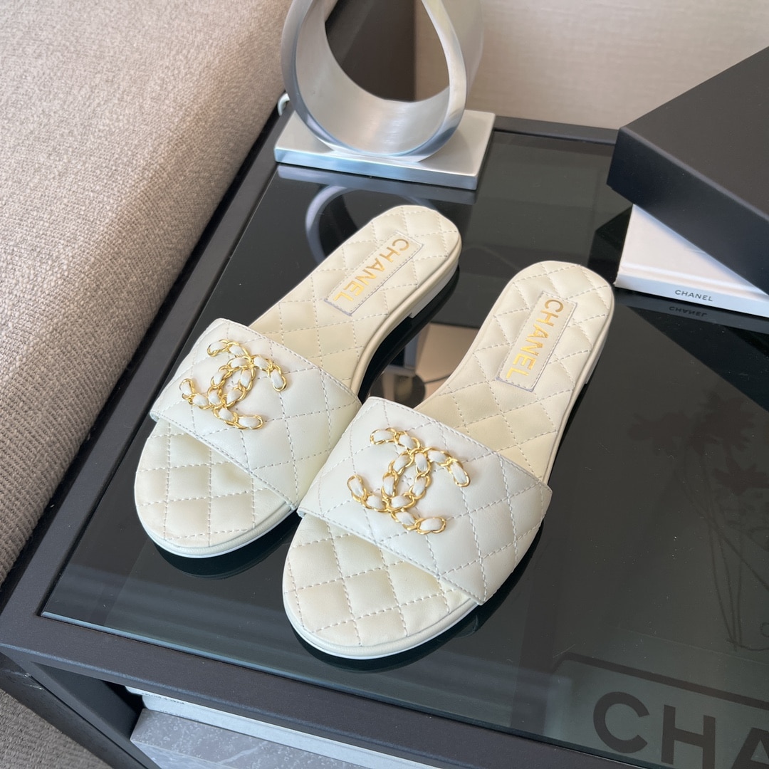 Chanel 23P Chain CC Slide Mules Quilted Leather White
