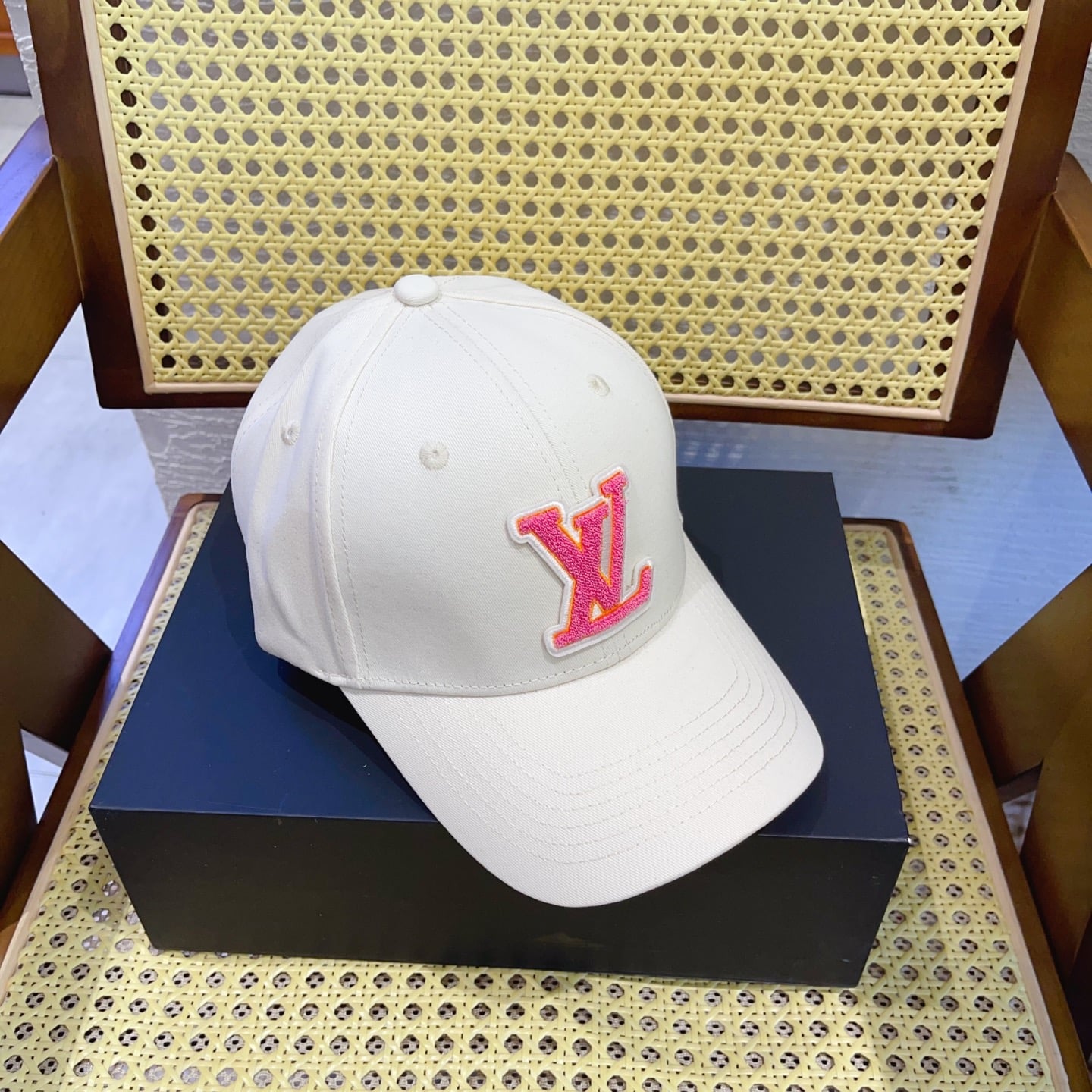 Louis Vuitton Lv Signature Baseball Cap Beige M7289l