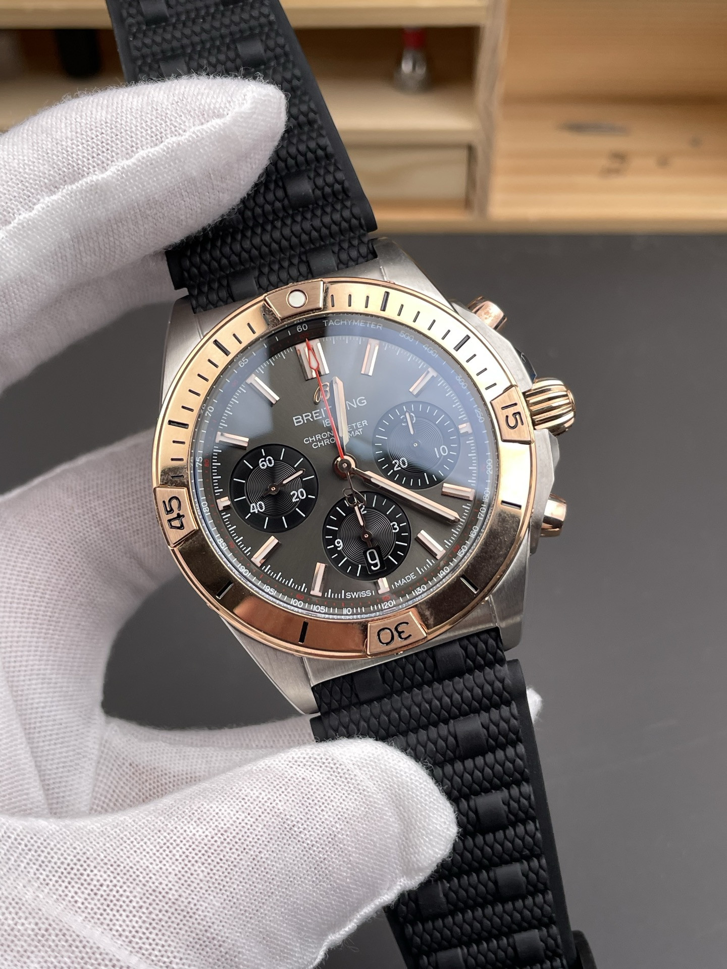Chronomat B01 Two-tone Rose Gold Grey Dial Rubber Strap