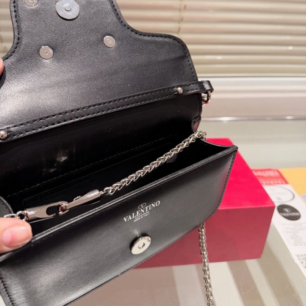 Valentino Garavani Locò Small Shoulder Bag With Jewel Logo Black 20Cm 7W2B0K53CWR 249