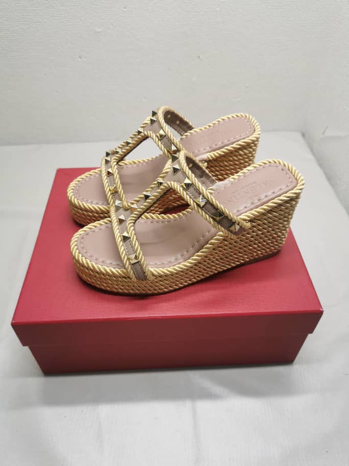 VALENTINO ROCKSTUD WEDGE IN BEIGE