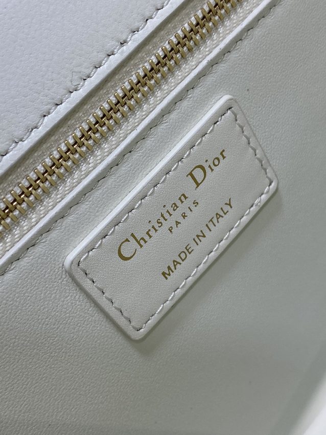 Replica Dior 30 Montaigne White