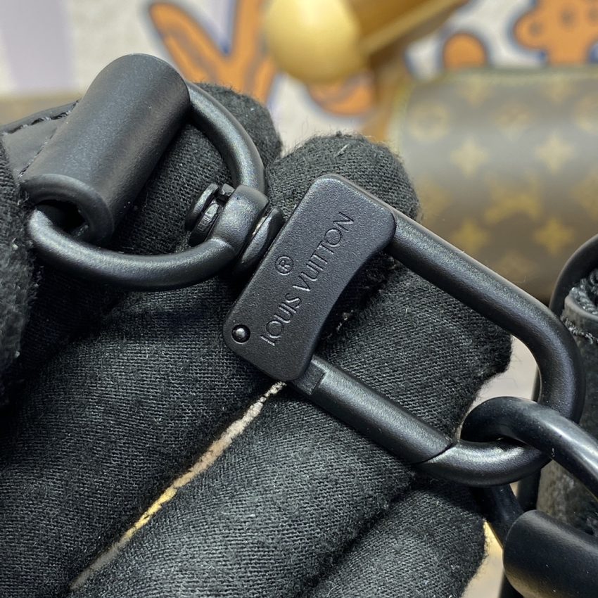 Replica Louis Vuitton Messenger Black