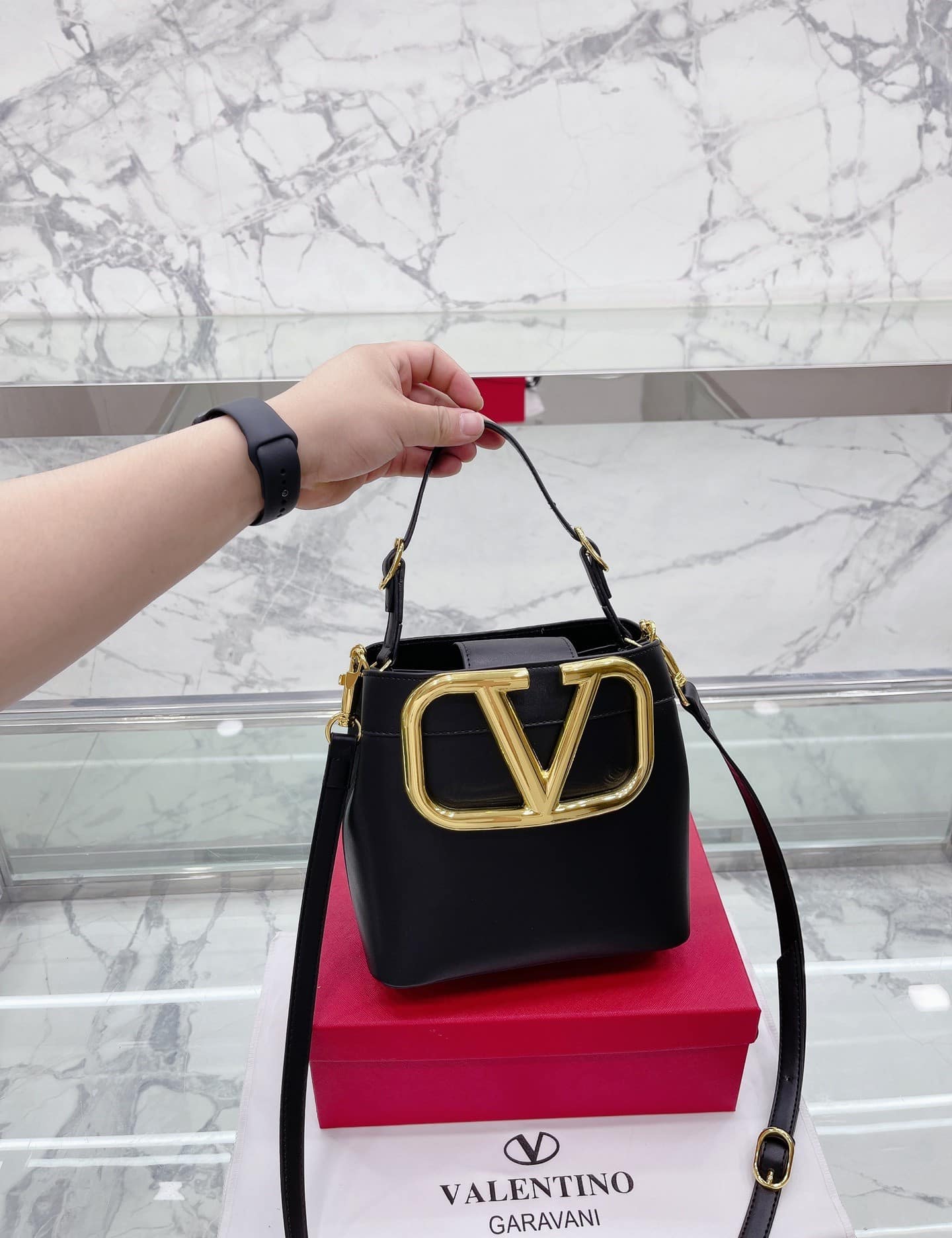 Valentino Garavani Supervee Leather Bucket Bag Black 20Cm