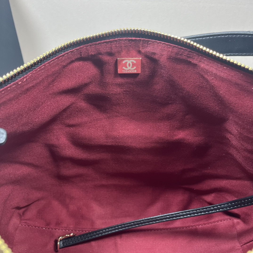 Chanel Maxi Size Hobo Bag Black Leather And Gold Tone Metal Black 27Cm As4339 B13833 94305