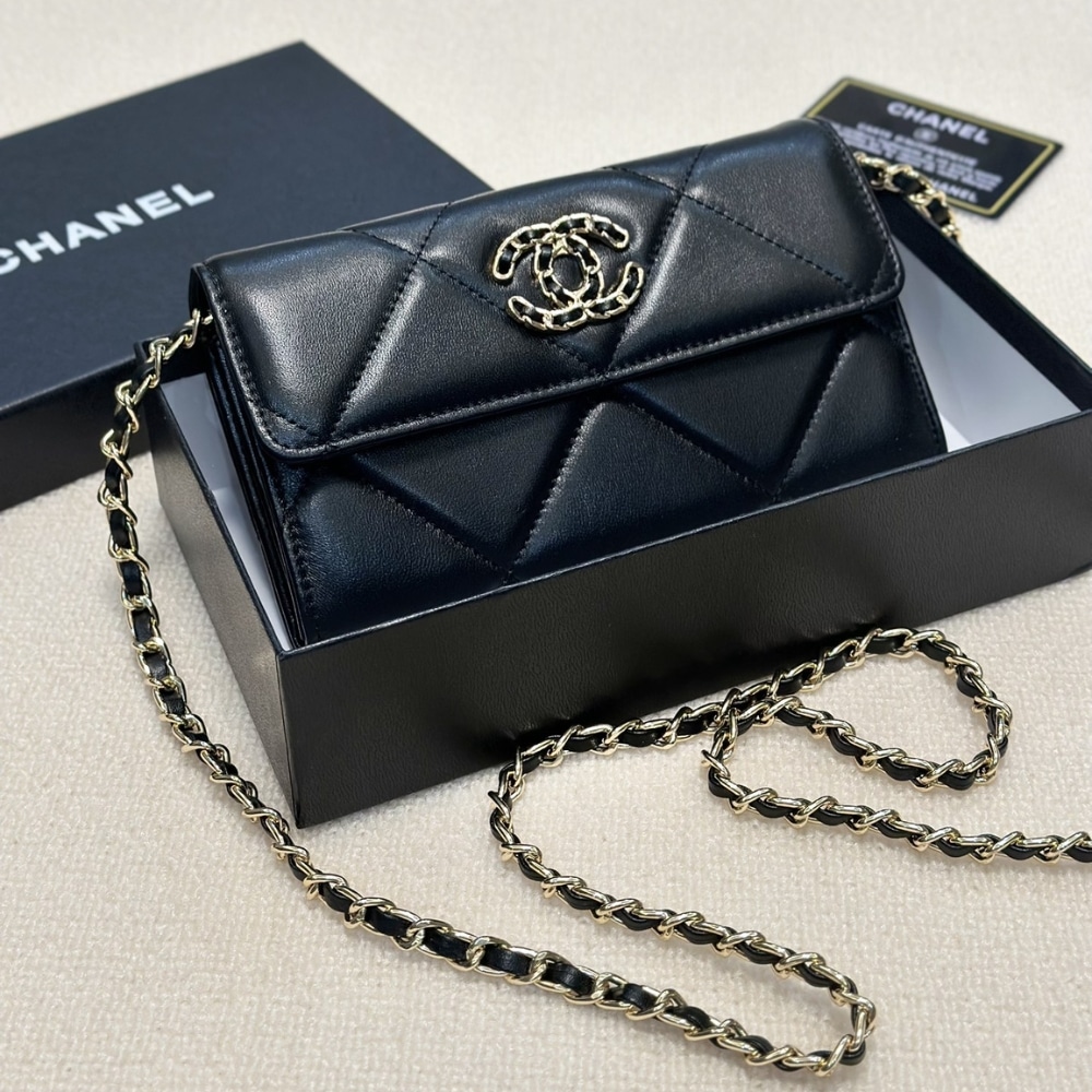 Chanel Flap Bag Black 19Cm