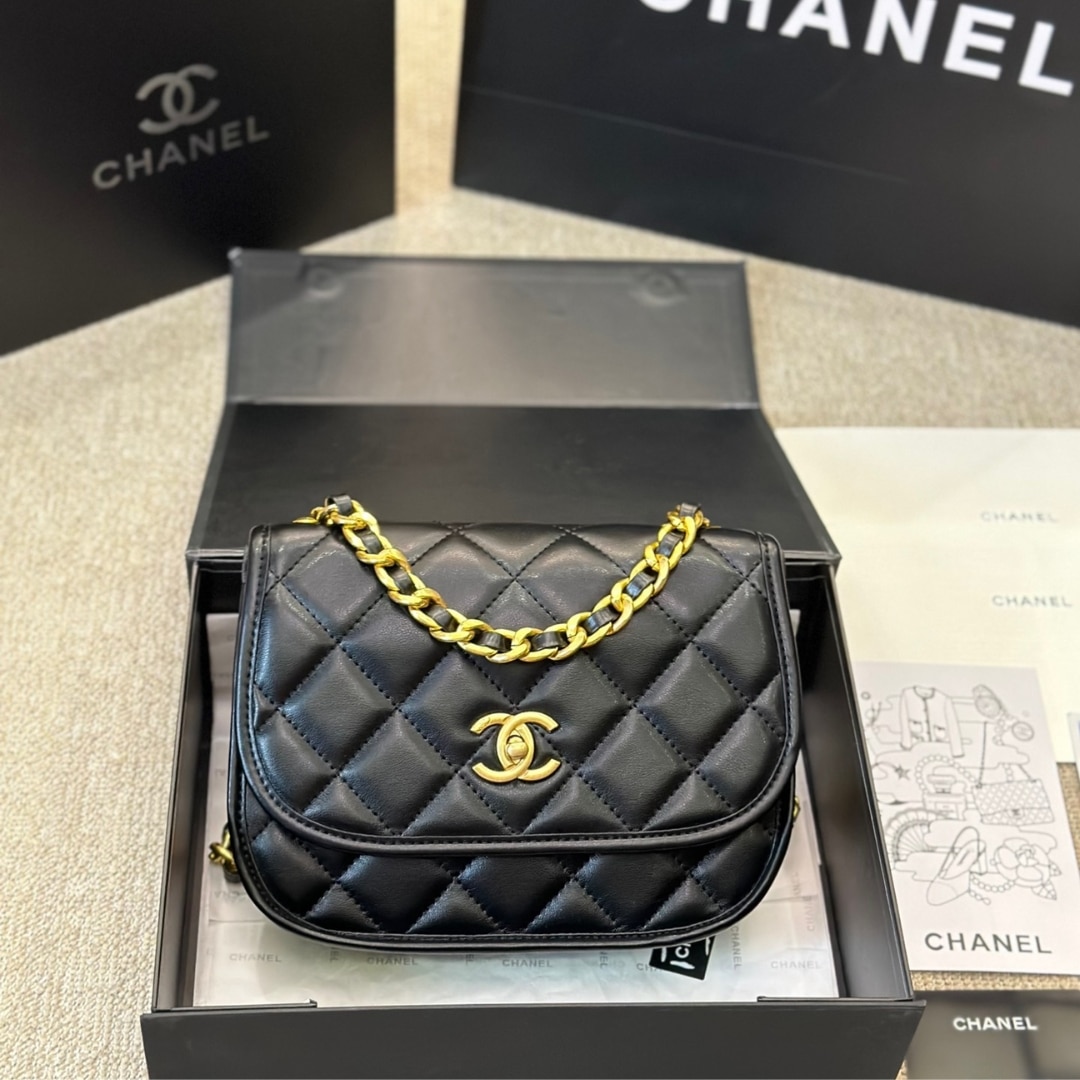 Chanel Crossbody Bag Leather And Gold Tone Metal Black 23Cm As4845 B16235 94305