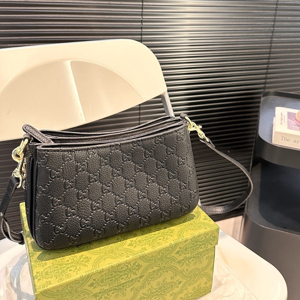 Gucci Gg Emblem Small Shoulder Bag Black Leather 23Cm