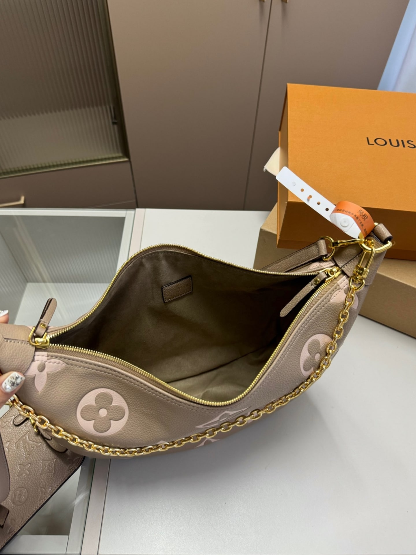 Louis Vuitton Loop Hobo Dove Gray 32Cm M46738