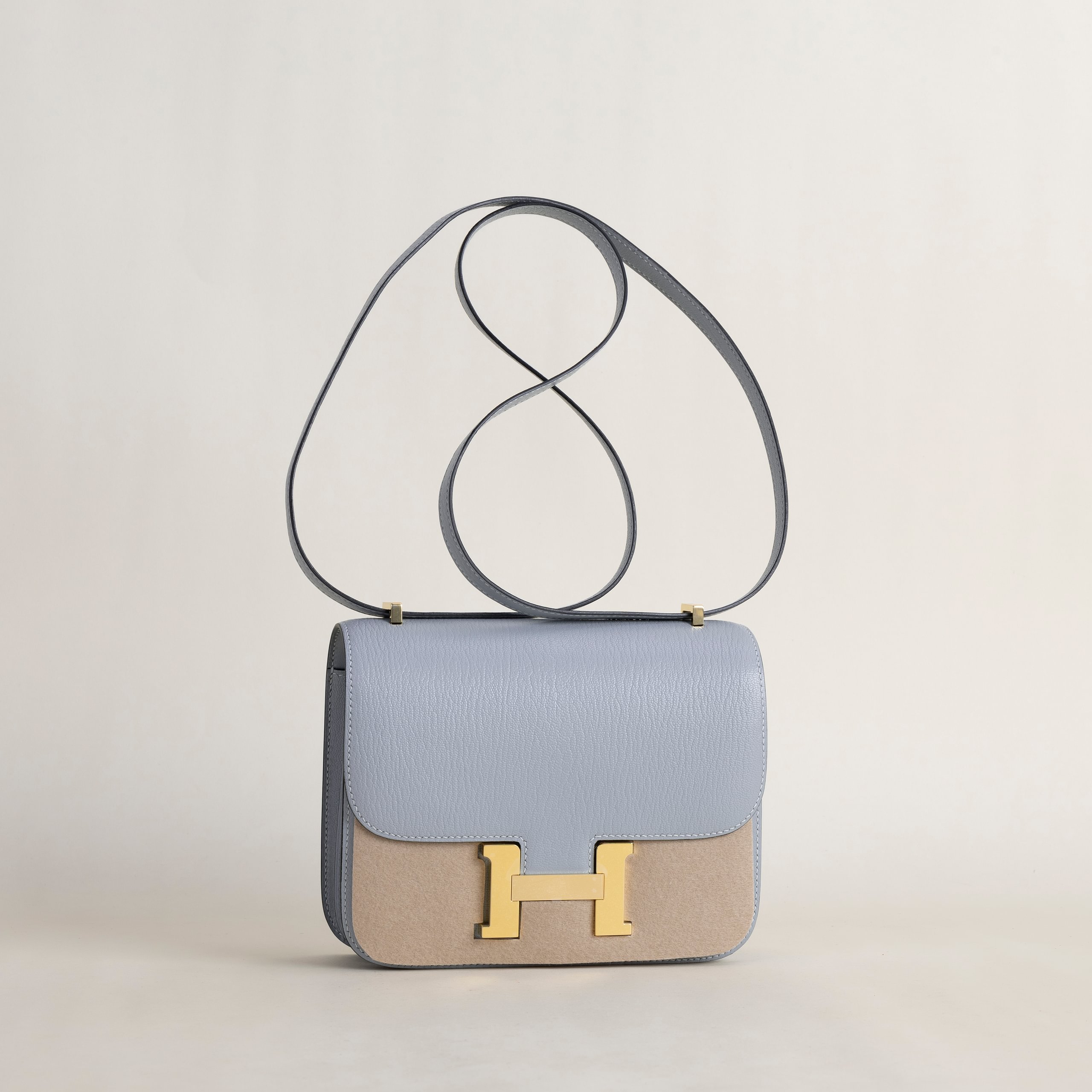 Constance 18 Chevre Bleu pale  GHW