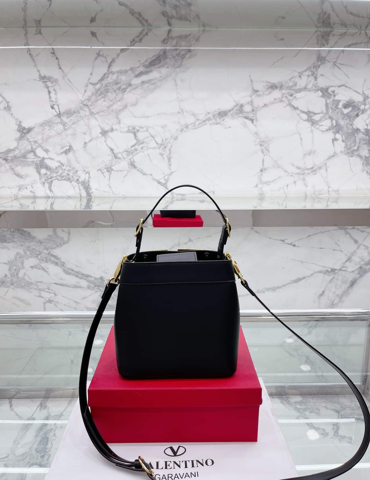 Valentino Garavani Supervee Leather Bucket Bag Black 20Cm