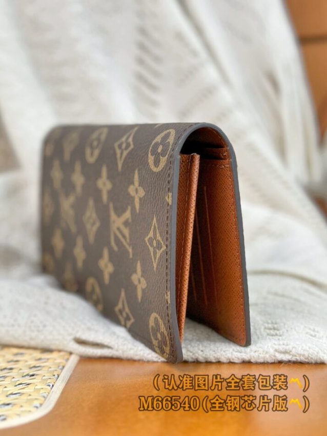 Louis Vuitton Brazza Wallet Brown