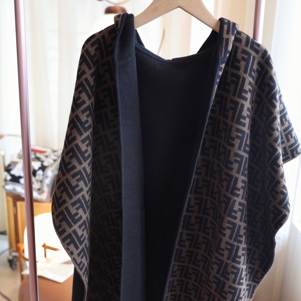 Fendi Junior Cape Black And Logo Reversible Cape Jfq056aklsf1m0t