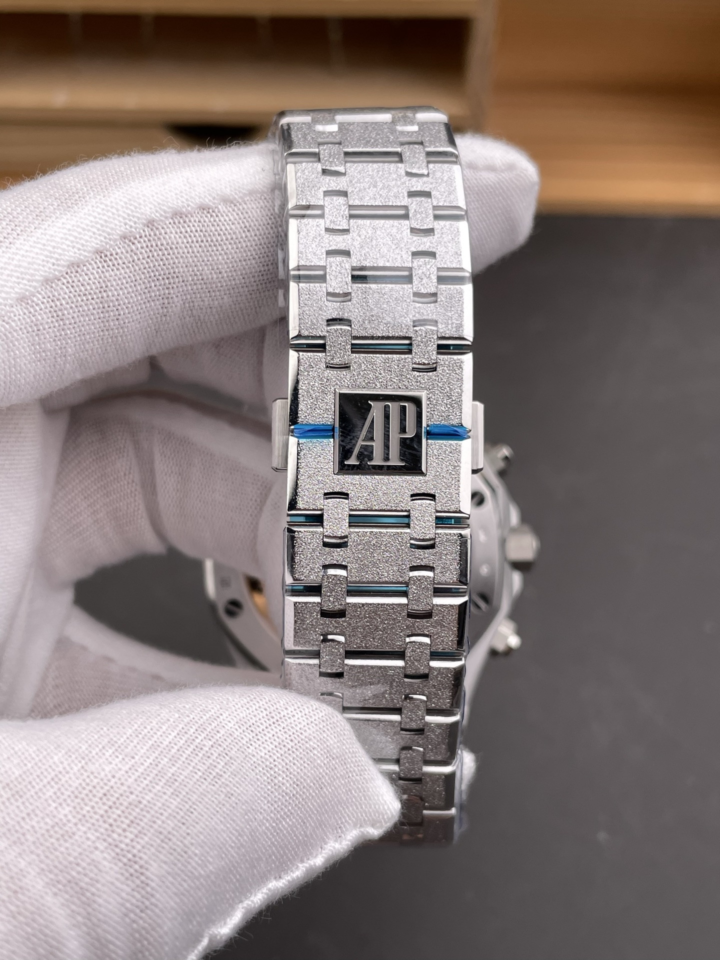 Royal Oak 26240 Frosted Gold Blue Dial