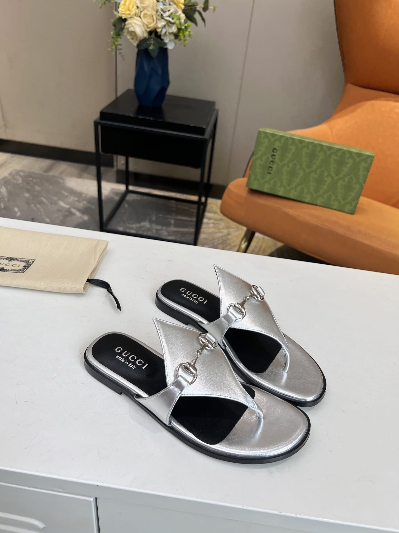 Gucci Women’S Thong Sandal With Horsebit Silver