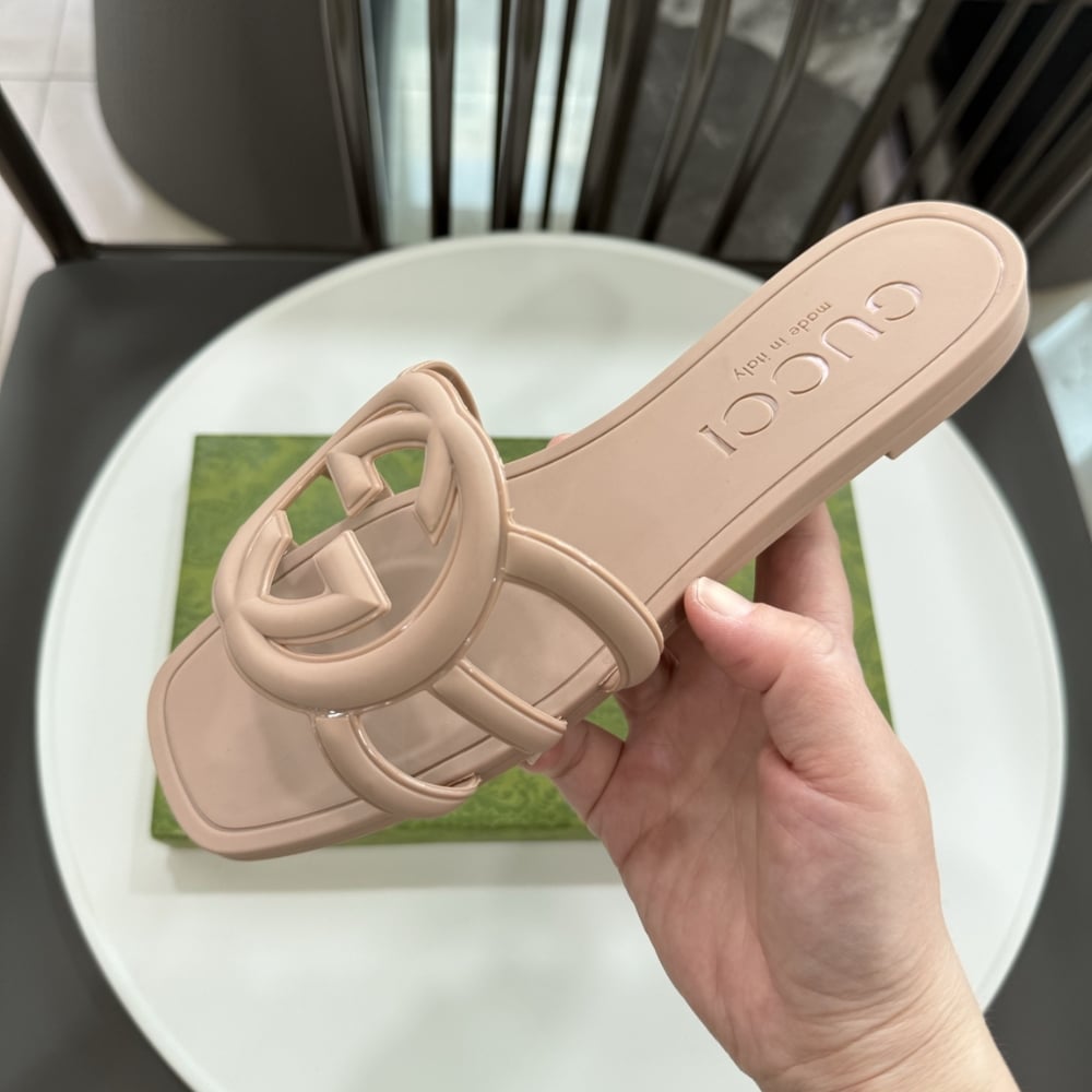 Gucci Women’s Interlocking G Slide Sandal Light Beige 780307 J8700 2526