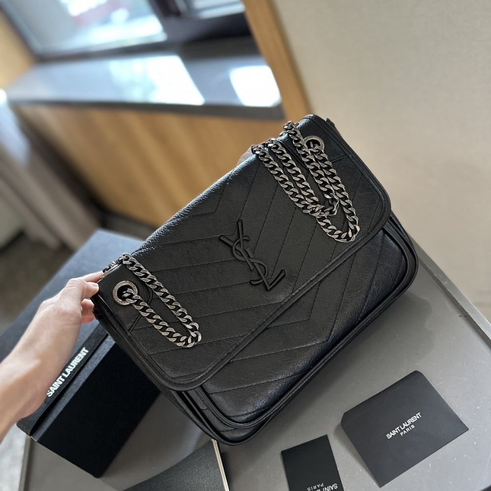 Saint Laurent Niki Medium In Vintage Leather Black 28Cm 6331580En041000