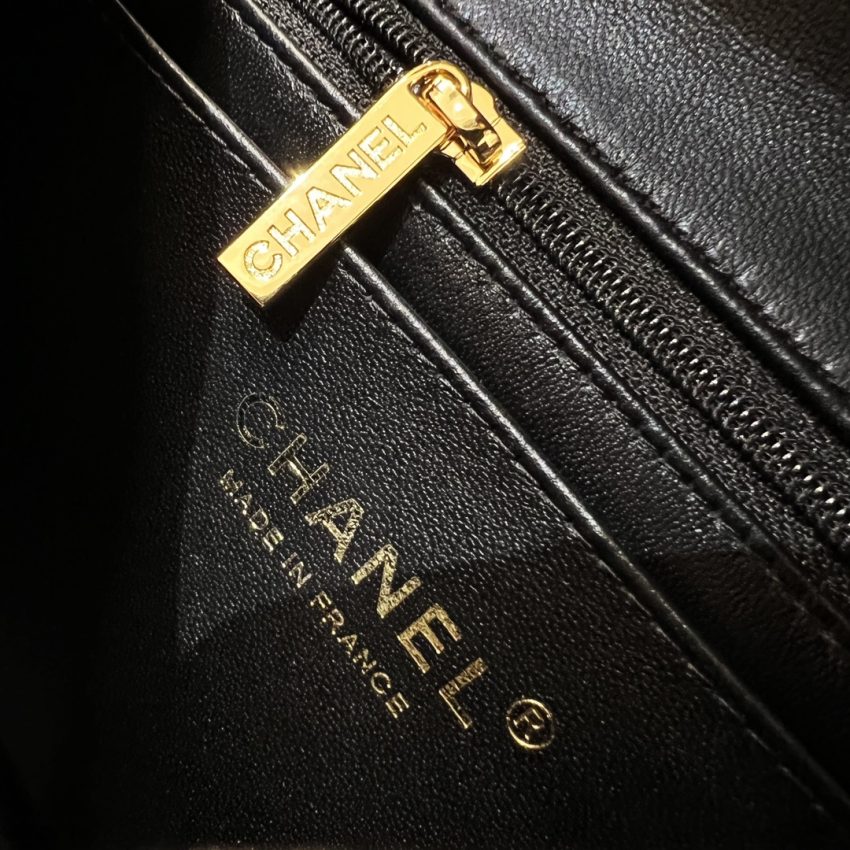 CHANEL Flap V 17cm