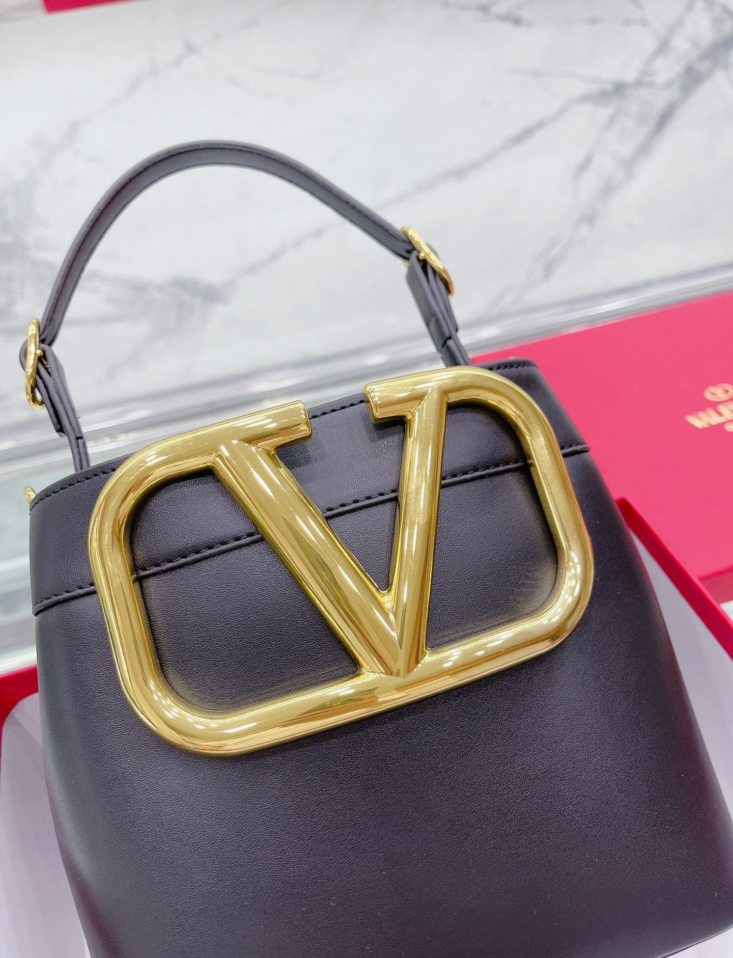 Valentino Garavani Supervee Leather Bucket Bag Black 20Cm