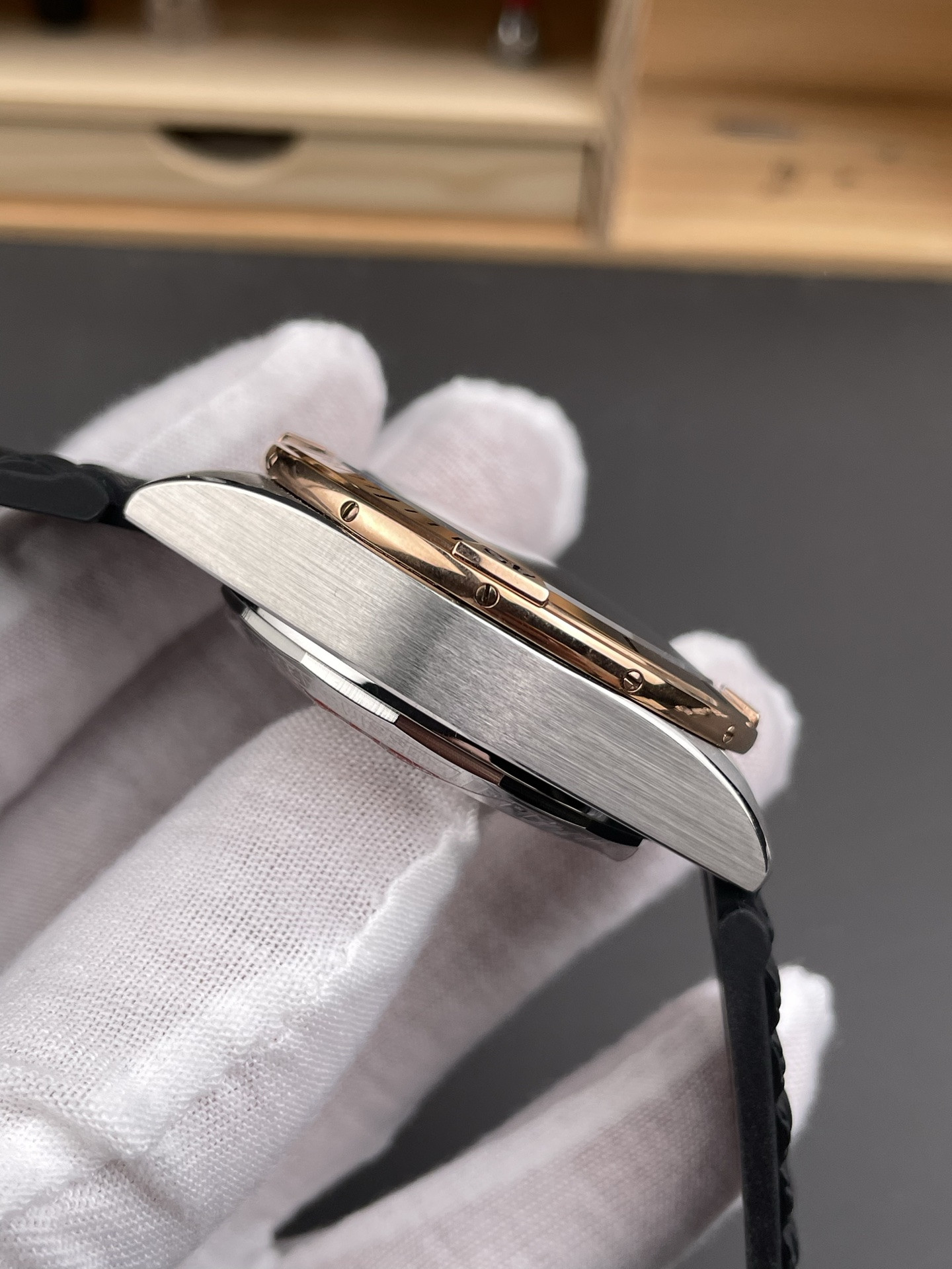 Chronomat B01 Two-tone Rose Gold Grey Dial Rubber Strap