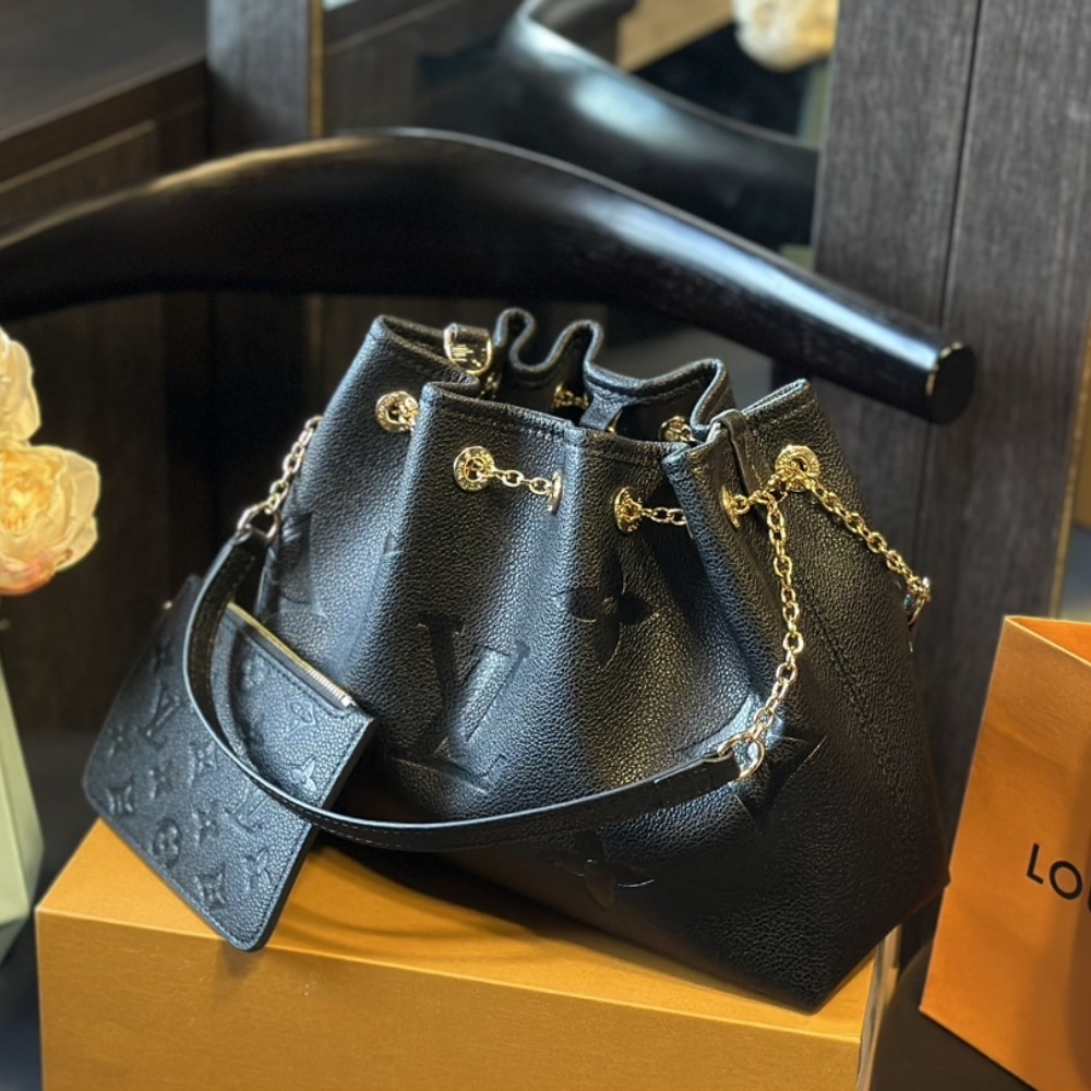 Louis Vuitton Lv Bundle Bag Black 28Cm M47209