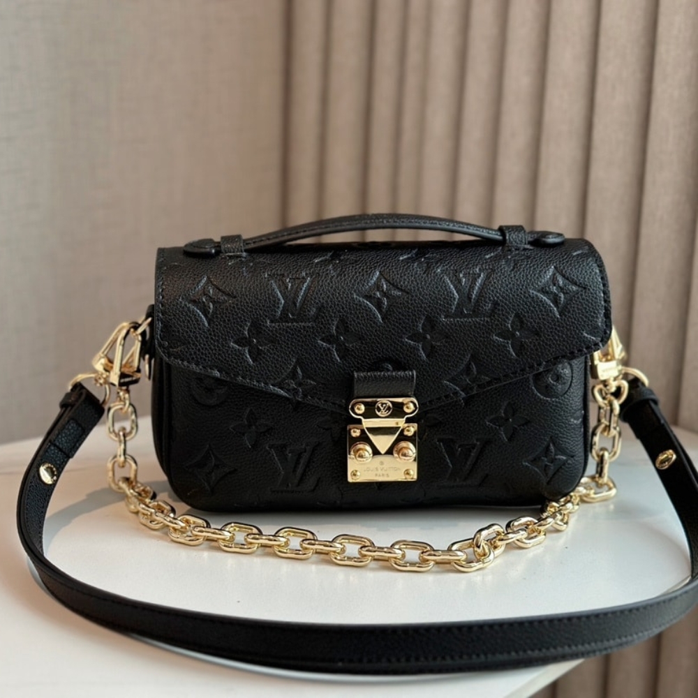 Louis Vuitton Pochette Métis East West Bag Black 21Cm M46595